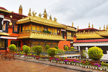 Obraz premium Tibet, Lhasa, the first Buddhist temple Jokang in the rain