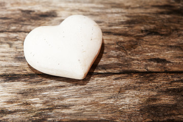 coeur de pierre sur fond de bois