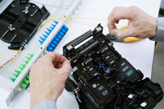 Fiber Optic Splicing by fusion splicing machine 