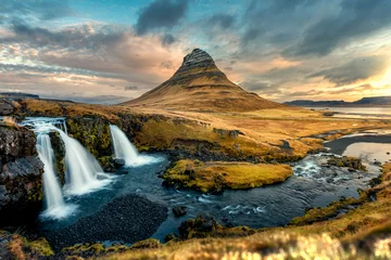 Foto op Plexiglas Kirkjufell Kleurrijke zonsopgang landschapsmening op Kirkjufellsfoss waterval. Geweldige ochtendscène in de buurt van Kirkjufell volkano, IJsland, Europa.