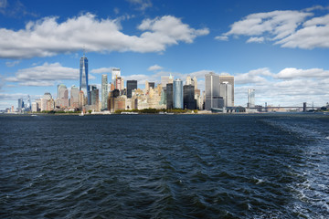 Naklejka premium Skyline with famous skyscrapers of Manhattan and East River.