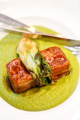 joue de porc et velouté de petits pois