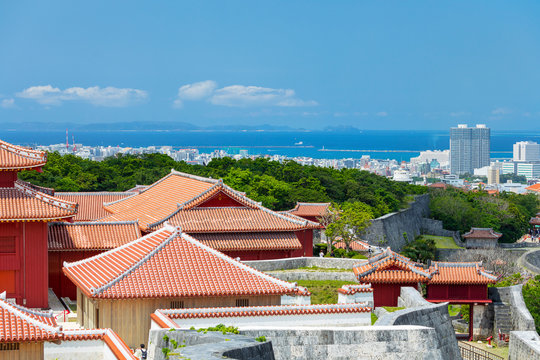 首里城から街と海を望む