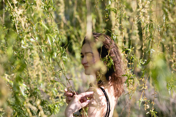 Obraz premium wunderschöne frau spaziert und erkundet die Welt