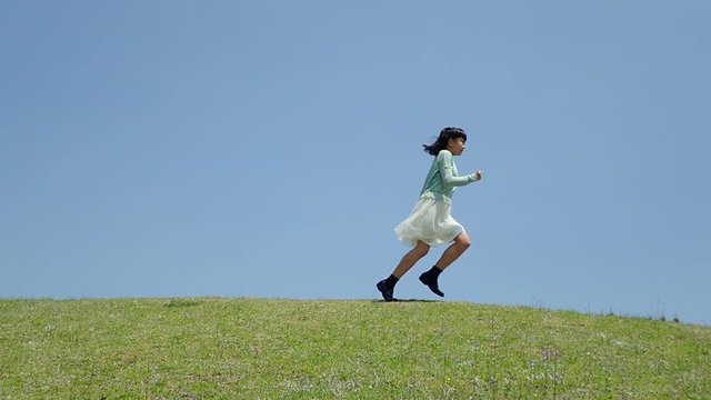 青空で走る女の子（スローモーション）
