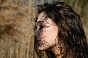 wunderschöne frau spaziert und erkundet die Welt