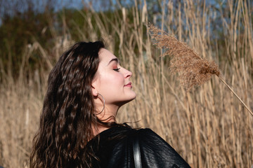 wunderschöne frau spaziert und erkundet die Welt
