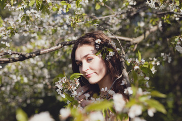 wunderschöne frau spaziert und erkundet die Welt