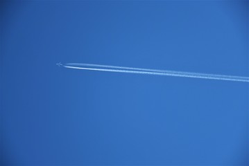 Flugzeug am Himmel