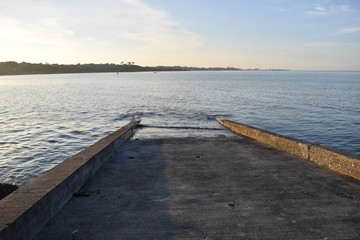 Naklejka premium Rampe de mise à l'eau sur la côte atlantique près de Saint Pol de Léon dans le Finistère en Bretagne