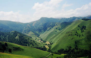 Obraz premium Montañas y valle en Navarra. Fondo de paisaje. Concepto de naturaleza.