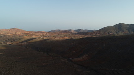 atardecer entre montañas y paisajes