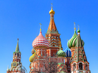 Fototapeta na wymiar St. Basil's Cathedral and Spasskaya tower