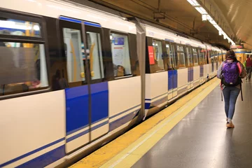 Papier Peint photo autocollant Madrid estación de metro con poca gente madrid 4M0A8902-as19