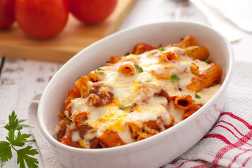 Rigatoni al horno con chorizo y bechamel