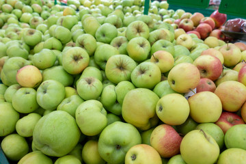 Red and green apple fruits in a supermarket