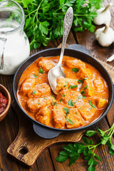 Meat in creamy tomato sauce i