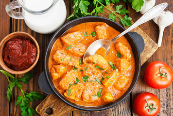 Meat in creamy tomato sauce i