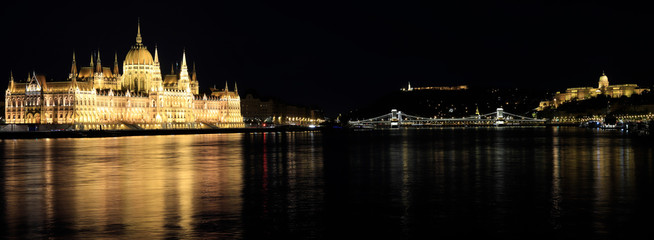 Obraz premium Budapest night panorama with illuminated parliament, chain bridge and castle.