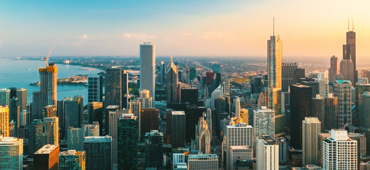 Fototapeta premium Śródmieście Chicago panoramę wieżowców miasta o zachodzie słońca