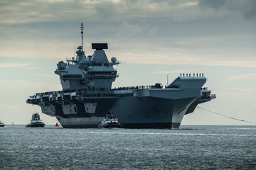 HMS Queen Elizabeth returning to Portsmouth from exercise Westlant18 on December the 10th, 2018 - obrazy, fototapety, plakaty