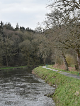 Chemin de halage sur Le Canal de Nantes &agrave; Brest dans la campagne bretonne