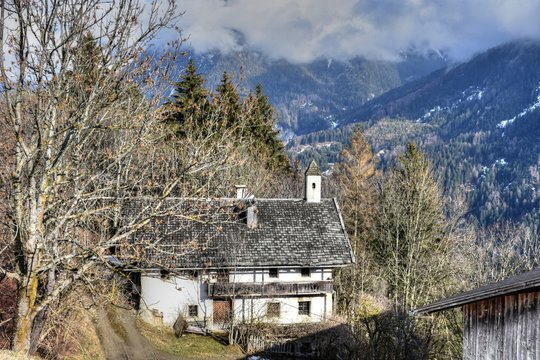 Osttirol, Lienzer Dolomiten, Winter, Fr&uuml;hling, Lienz, Pustertaler H&ouml;henstra&szlig;e, Stadel, Bauernhaus, Lost Place, Urban Exploring, Weide, Zaun, Weidezaun, Haus, Bauernhaus, Wirtschaftsgeb&auml;ude, Holzh&uuml;tte,