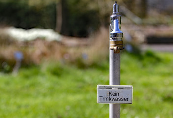 Wasserhahn mit einem Schild - kein Trinkwasser !