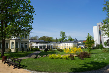 Obraz premium Hotel complex surrounded by greenery