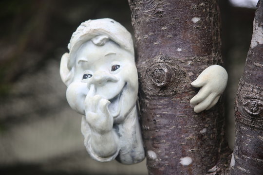 statue of dwarf nomos