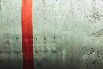 Ligne rouge sur fond métallique