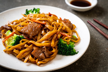 stir-fried noodles with pork and vegetable