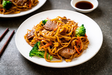 stir-fried noodles with pork and vegetable