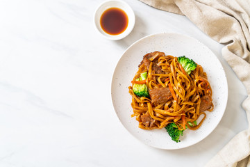 stir-fried noodles with pork and vegetable