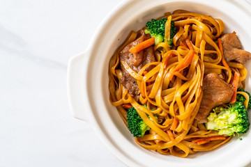 stir-fried noodles with pork and vegetable