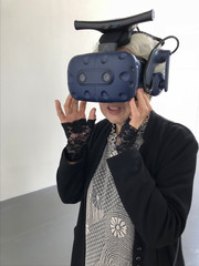 VRを体験している女性