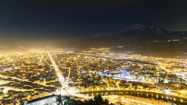 Timelapse de nuit &agrave; Grenoble. Vue depuis la Bastille.
