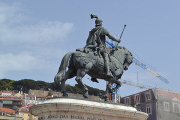 Obraz premium Statue of a horse rider from behind