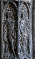 Sculpture médiévale d'Adam et  Ève dans l'église de Tournai, Belgique