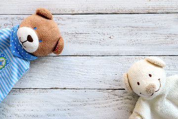 Zwei Stoffb&auml;ren auf wei&szlig;em Holz