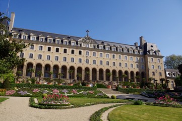 Fototapeta na wymiar Palais St Georges et son jardin