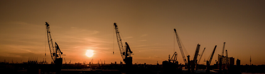 Silhouette vom Hamburger Hafen bei Sonnenuntergang