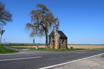 kleine Kapelle im Maifeld - obrazy, fototapety, plakaty