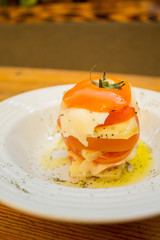 Tomate el rodajas y romero