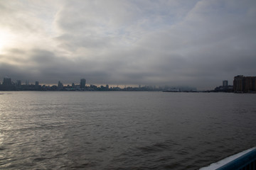 Naklejka premium Misty New York Morning | Zobacz Across The Hudson | Nowy Jork | USA