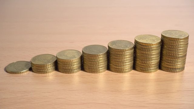 Monedas de 50 c&eacute;ntimos de euro apiladas