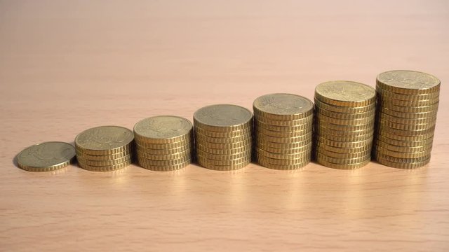 Monedas de 50 c&eacute;ntimos de euro apiladas