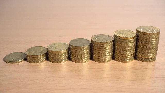 Monedas de 50 c&eacute;ntimos de euro apiladas