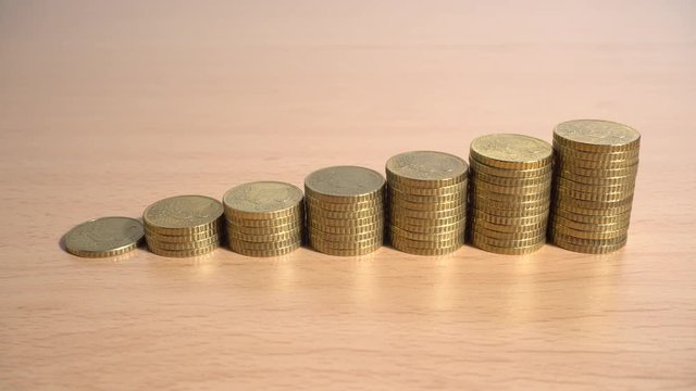 Monedas de 50 c&eacute;ntimos de euro apiladas