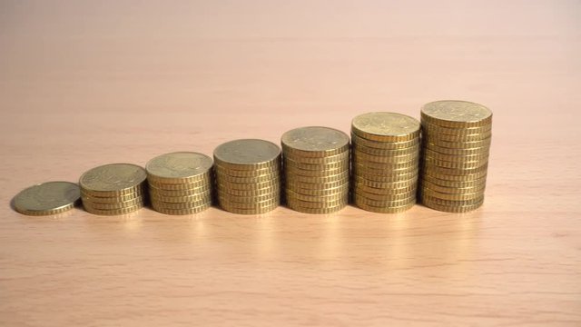 Monedas de 50 c&eacute;ntimos de euro apiladas